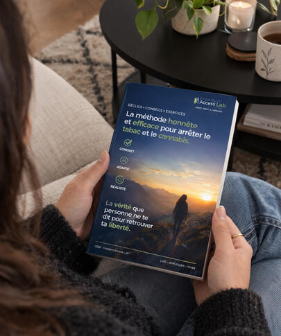 Le livre Freedom Access Lab, avec sa couverture bleu nuit et vert olive, tenu entre les mains